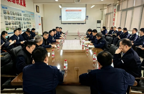 12月31日，鄭紡機(jī)黨委書記、董事長(zhǎng)、總經(jīng)理呂宏斌深入生產(chǎn)制 